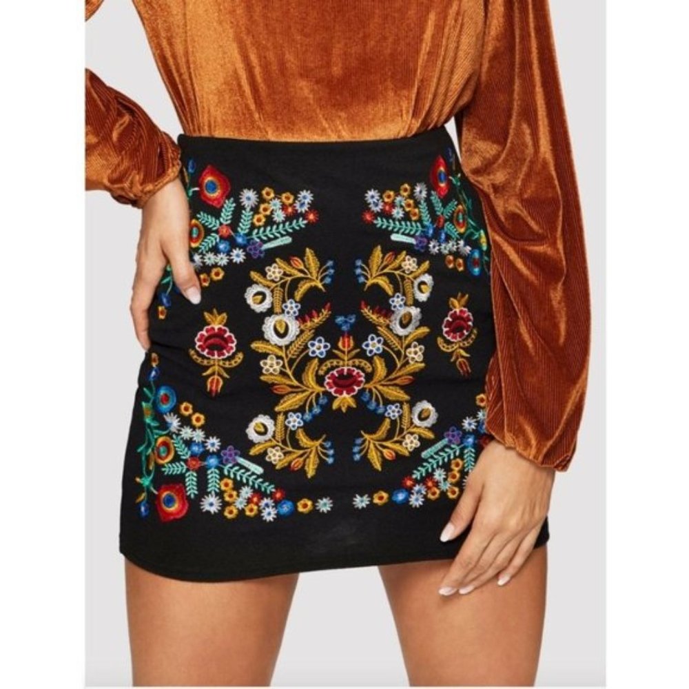 Boho Embroidered High-Rise Mini Skirt - Picture 1 of 6